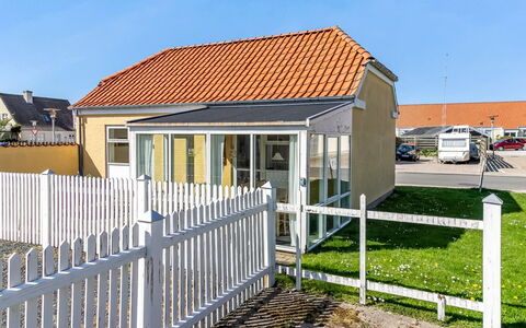 Adla - 450M from the Sea: Wohngebiet, Dach, Zuhause, Haus, Veranda, Tür, Verbundwerkstoff, Abstellgleis, Hütte, Zaun