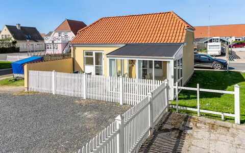 Adla - 450M from the Sea: Wohngebiet, Dach, Zuhause, Haus, Die Architektur, Hütte, Veranda, Abstellgleis, Zaun, Vorort