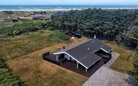 Ilka - 375M from the Sea: Wohngebiet, Dach, Vorort, Auffahrt, Estate, Kamin