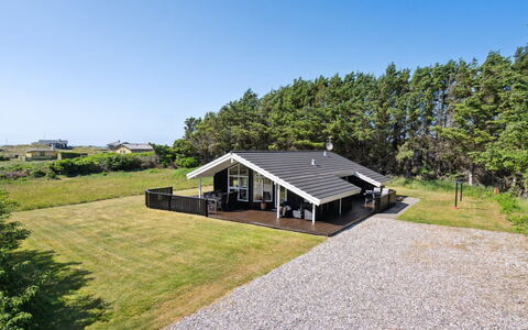 Ilka - 375M from the Sea: Wohngebiet, Dach, Vorort, Auffahrt, Estate, Kamin
