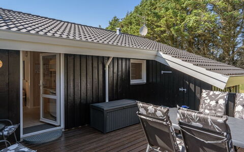 Ilka - 375M from the Sea: Wohngebiet, Dach, Vorort, Auffahrt, Estate, Kamin