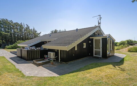 Ilka - 375M from the Sea: Wohngebiet, Dach, Vorort, Auffahrt, Estate, Kamin