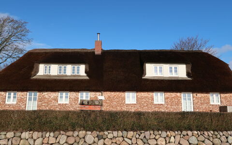 Dagebüll 102: Himmel, Wolke, Gebäude, Fenster, Pflanze, Baum, Grundstueck, Haus, Gras, Landschaft
