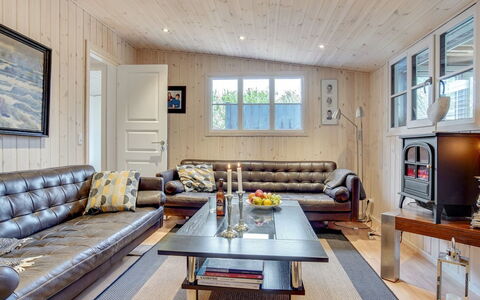 Janakij - 475M from the Sea: Möbel, Couch, Interior Design, Holz, Wohnzimmer, Decke, Flooring, Zimmer, Zuhause, Beleuchtung