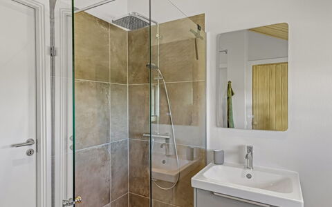 Mieka - 400M from the Sea: Flooring, Interior Design, Fussboden, Armatur, Badezimmer, Installation, Decke, Beleuchtung, Zimmer, Dusche