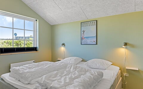 Mieka - 400M from the Sea: Schlafzimmer, Interior Design, Decke, Bett, Fussboden, Flooring, Bettdecke, Bedding, Bettrahmen, Zimmer