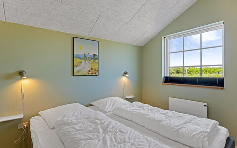 Mieka - 400M from the Sea: Decke, Interior Design, Zuhause, Fussboden, Schlafzimmer, Bettrahmen, Bett, Bedding, Bettdecke, Daylighting