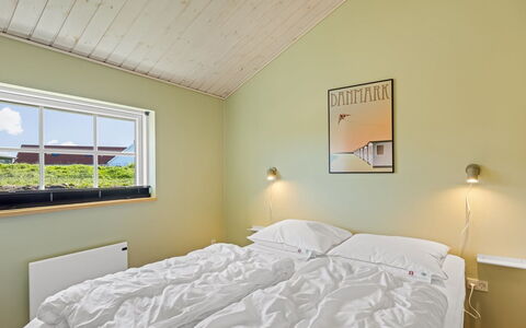 Mieka - 400M from the Sea: Decke, Interior Design, Schlafzimmer, Bett, Zuhause, Bettrahmen, Bedding, Bettdecke, Hartholz, Light Fixture