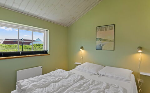 Mieka - 400M from the Sea: Decke, Schlafzimmer, Interior Design, Bett, Zuhause, Bettrahmen, Fussboden, Bedding, Bettdecke, Zimmer