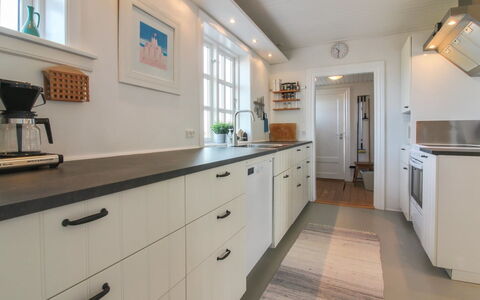 Fania - 200M from the Sea: Cabinetry, Flooring, Küche, Countertop, Holz, Interior Design, Schublade, Fussboden, Möbel, Decke