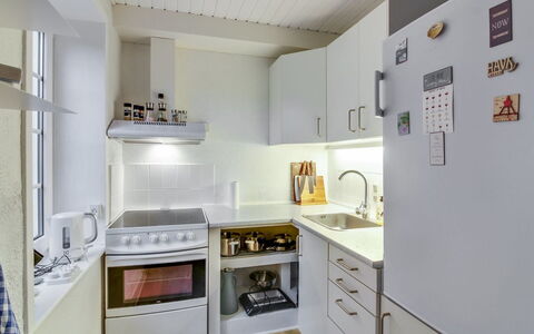 Ingert - 250M from the Sea: Küchengerät, Küche, Major Appliance, Countertop, Interior Design, Haushaltsgerät, Cabinetry, Flooring, Möbel, Holz