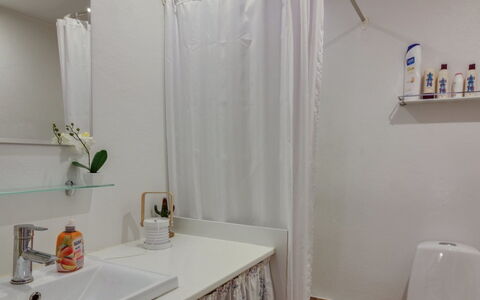 Ingert - 250M from the Sea: Badezimmer, Interior Design, Wand, Armatur, Duschvorhang, Flooring, Textil, Vorhang, Bad Sink, Fussboden