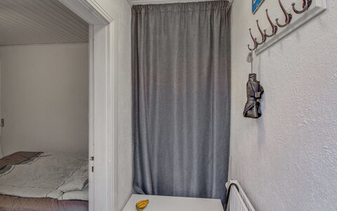 Ingert - 250M from the Sea: Wand, Fussboden, Interior Design, Schlafzimmer, Flooring, Zimmer, Bett, Bettdecke, Decke, Bedding