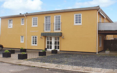 Ingert - 250M from the Sea: Fenster, Strassenbelag, Fassade, Tür, Verbundwerkstoff, Schiebefenster, Beton, Auffahrt, Abstellgleis, Home Door