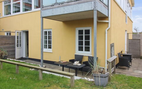 Ingert - 250M from the Sea: Gebäude, Fenster, Wohngebiet, Haus, Zuhause, Fassade, Die Architektur, Tür, Veranda, Verbundwerkstoff