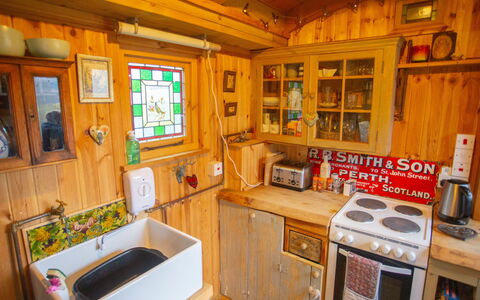 Shepherds Hut: Eigentum, Fenster, Cabinetry, Countertop, Küchengerät, Küche, Gasherd, Herd, Fahrzeug, Sinken