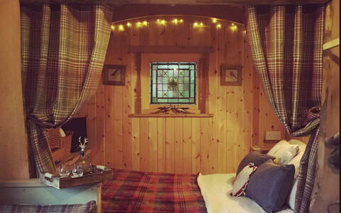 Shepherds Hut: Wasser, Himmel, Wolke, Schwimmbad, Gebäude, Baum, Aqua, Freizeit, Ferienort, Pflanze