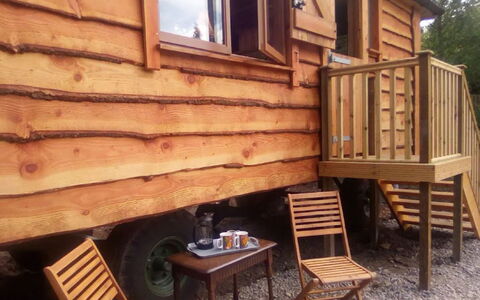 Shepherds Hut: Wasser, Himmel, Wolke, Schwimmbad, Gebäude, Baum, Aqua, Freizeit, Ferienort, Pflanze