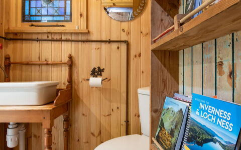 Shepherds Hut: Eigentum, Armatur, Sinken, Zapfhahn, Badezimmer, Holz, Interior Design, Fussboden, Gebäude, Flooring
