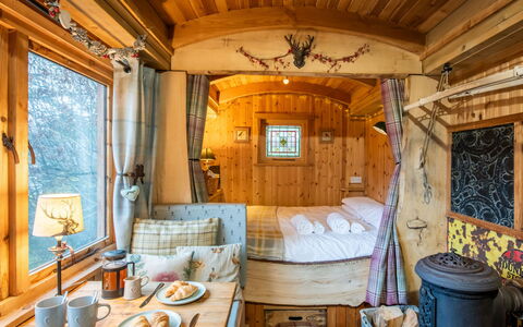 Shepherds Hut: Eigentum, Fenster, Azurblau, Bilderrahmen, Holz, Couch, Tabelle, Interior Design, Wohnzimmer, Gebäude