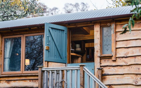 Shepherds Hut: Fenster, Gebäude, Holz, Himmel, Baum, Tür, Hütte, Gelb, Abstellgleis