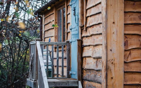 Shepherds Hut: Pflanze, Eigentum, Holz, Treppe, Vegetation, Tür, Biome, Hütte, Fenster, Baum