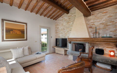 Villa Noemi: Möbel, Eigentum, Couch, Holz, Interior Design, Wohnzimmer, Fussboden, Flooring, Wand, Hartholz