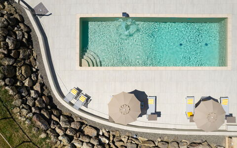 Villa Noemi: Azurblau, Gebäude, Schriftart, Wasser, Urban Design, Rechteck, Fassade, Gas, Kunst