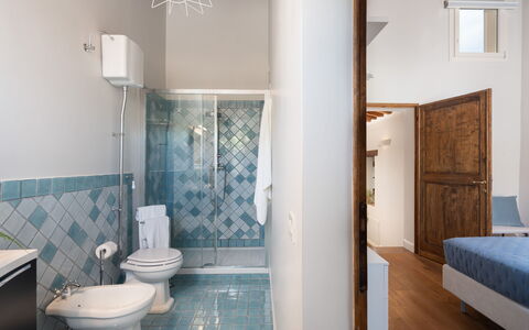 Villa Noemi: Sinken, Armatur, Azurblau, Spiegel, Badezimmer, Gebäude, Die Architektur, Komfort, Interior Design, Fussboden