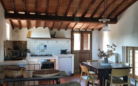 Casa Mulinello: Eigentum, Möbel, Couch, Tabelle, Holz, Interior Design, Fenster, Wohnzimmer, Küchengerät, Fussboden