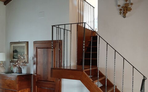 Casa Mulinello: Cabinetry, Eigentum, Holz, Schublade, Kommode, Interior Design, Treppe, Flooring, Fussboden