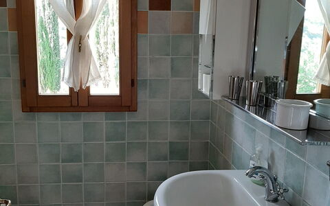 Casa Mulinello: Zapfhahn, Armatur, Spiegel, Eigentum, Sinken, Bad Sink, Badezimmer, Holz, Gebäude, Fenster