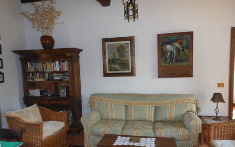 Casa Banditello: Bilderrahmen, Möbel, Eigentum, Couch, Tabelle, Holz, Interior Design, Gebäude, Beleuchtung, Wohnzimmer