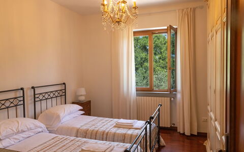 Residenza la Casuccia: Bett, Interior Design, Schlafzimmer, Bedding, Bettrahmen, Fussboden, Bettdecke, Zimmer, Möbel, Decke