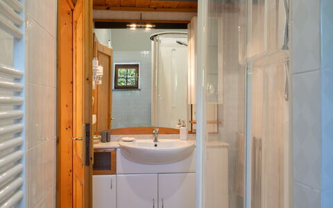 Villa La Vigna: Zapfhahn, Armatur, Spiegel, Sinken, Eigentum, Holz, Badezimmer, Bad Sink, Fussboden