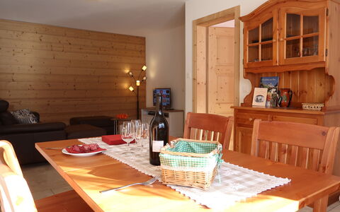 Chalet Molignon: Tabelle, Möbel, Eigentum, Cabinetry, Holz, Stuhl, Interior Design, Fussboden, Tischdecke, Flooring