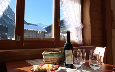 Chalet Molignon: Geschirr, Tabelle, Möbel, Eigentum, Fenster, Flasche, Essen, Kelche, Drinkware, Teller