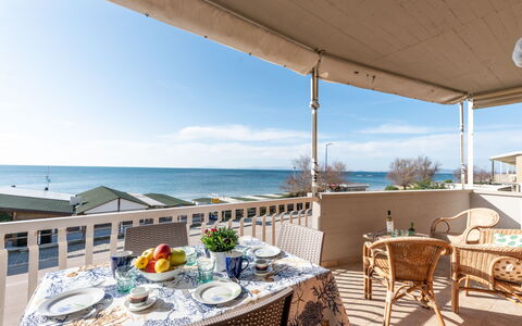 La Casa sul Mare: Himmel, Wolke, Gebäude, Urban Design, Baum, Haus, Nachbarschaft, Freizeit, Wohngebiet, Landschaft