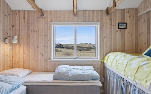 Helma - 200M from the Sea: Holz, Schlafzimmer, Bett, Bettdecke, Bedding, Bettrahmen, Eiskappe, Linens, Daylighting, Hartholz