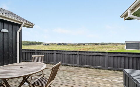 Helma - 200M from the Sea: Holz, Zuhause, Grundstueck, Verbundwerkstoff, Hartholz, Planke, Deck, Veranda, Hütte, Abstellgleis