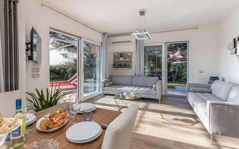 Villa Marzia Mare & Golf: Tabelle, Möbel, Eigentum, Couch, Holz, Zapfhahn, Interior Design, Sinken, Countertop, Fussboden