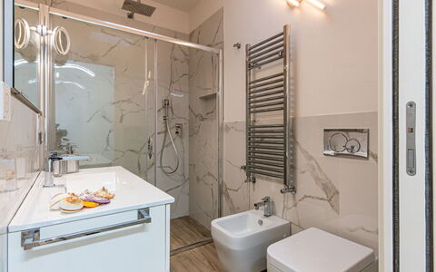 Villa Marzia Mare & Golf: Armatur, Zapfhahn, Eigentum, Sinken, Badezimmer, Badezimmerschrank, Lila, Bad Sink, Interior Design