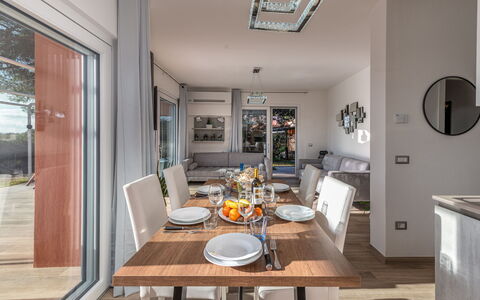 Villa Marzia Mare & Golf: Tabelle, Möbel, Eigentum, Stuhl, Holz, Bilderrahmen, Interior Design, Wohnzimmer, Flooring