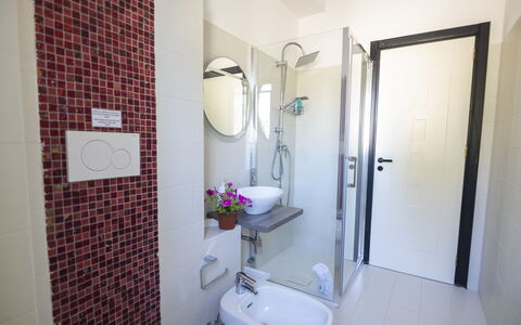 Villa Sole Martina Franca: Badezimmer, Armatur, Interior Design, Flooring, Fussboden, Bad Sink, Sinken, Zapfhahn, Installation, Zimmer