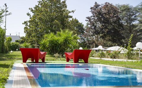 Villa Sole Martina Franca: Wasser, Pflanze, Himmel, Eigentum, Baum, Schatten, Gras, Freizeit, Landschaft, Natürliche Landschaft