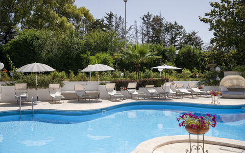 Villa Sole Martina Franca: Schwimmbad, Gartenmöbel, Möbel, Regenschirm, Resort, Sonnenliege, Stuhl, Eco Hotel, Freizeit, Schatten