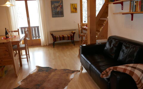 Chalet Grindelwaldgletscher: Braun, Couch, Möbel, Eigentum, Bilderrahmen, Tabelle, Holz, Gebäude, Fenster, Komfort