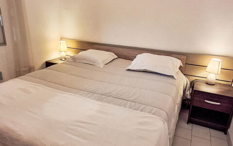 Terre Marine: Bett, Bedding, Schlafzimmer, Bettdecke, Möbel, Holz, Linens, Interior Design, Fussboden, Textil