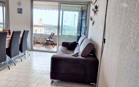 Terre Marine: Möbel, Fussboden, Flooring, Wohnung, Interior Design, Zimmer, Wohnzimmer, Couch, Stuhl, Decke