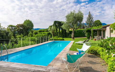 Villa Ulivo: Wasser, Pflanze, Wolke, Himmel, Schwimmbad, Azurblau, Baum, Schatten, Gartenmöbel, Rechteck